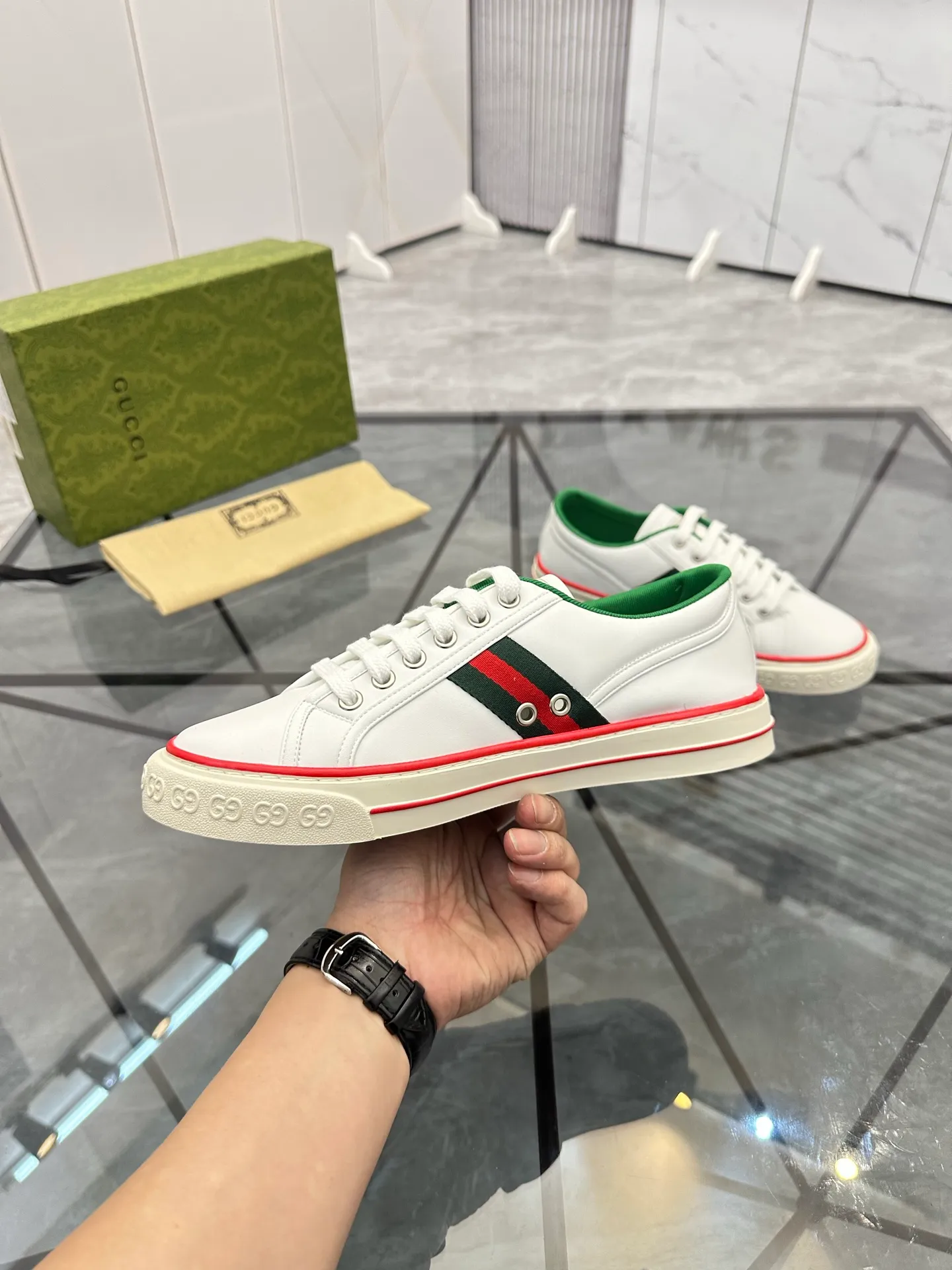 Men's shoes: 💰P380¥ Product trademark: Gucci* "Gucci*" low-cut casual shoes Regular size: 38-44 (can be customized to 45.46.) Product material: imported cowhide upper, breathable lining, original outsole. Number: 661